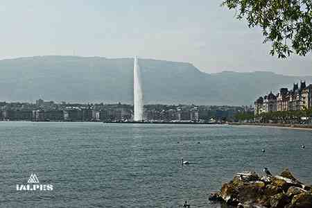Genève, le jet d'eau vue du parc Mon-Repos.