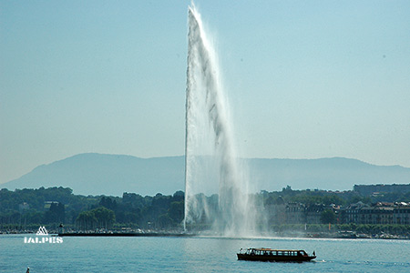 Bateau sous le jest d'eau de Genève